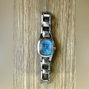 RARE PRETTY LADIES FOSSIL F2 SILVER WATCH NEW BATTERY ES-9596 SILVER BAND
